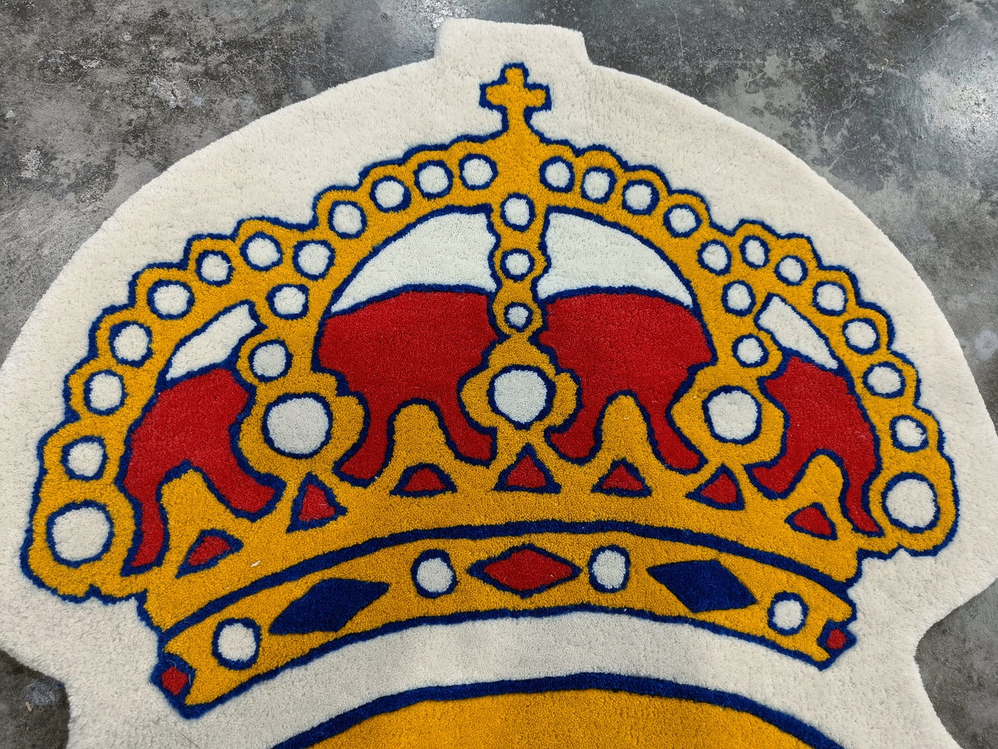 Real Madrid Legacy Crest: Handcrafted Wool Rug