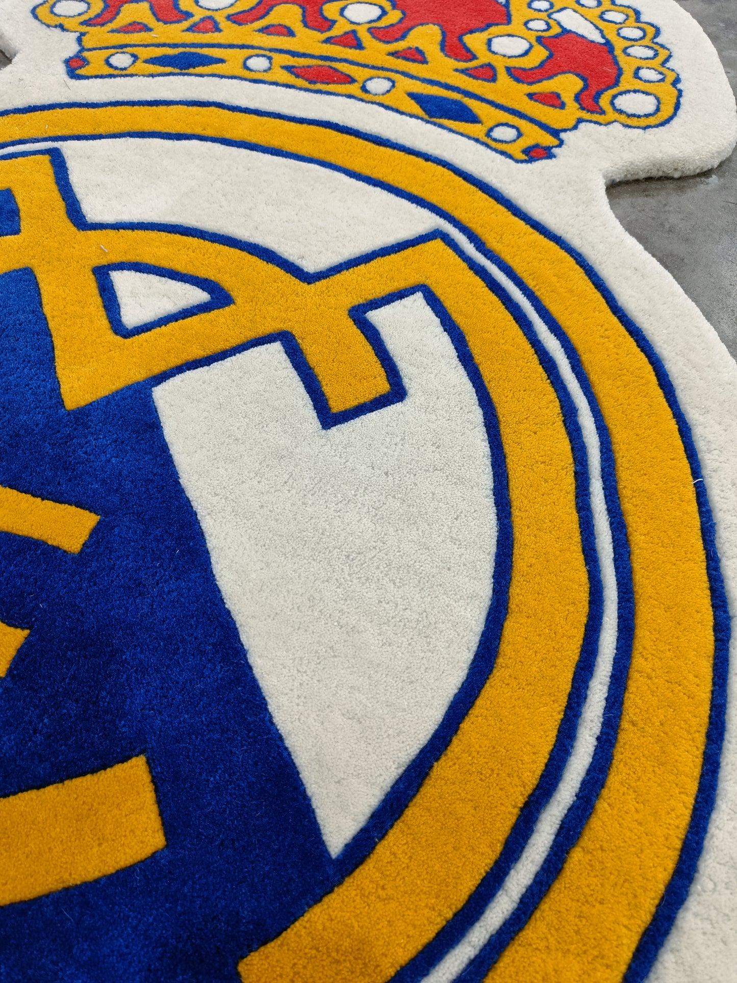Real Madrid Legacy Crest: Handcrafted Wool Rug