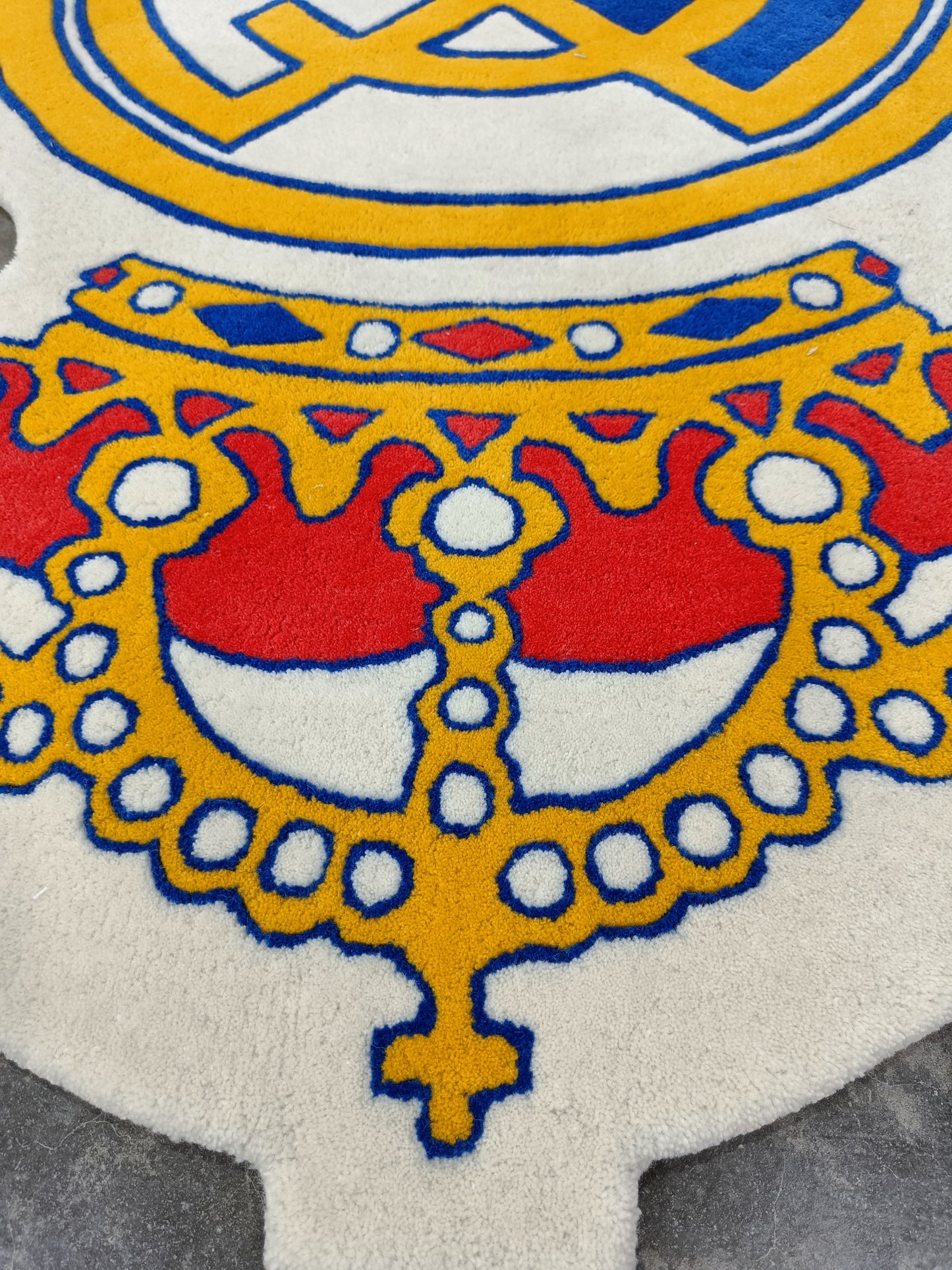 Real Madrid Legacy Crest: Handcrafted Wool Rug