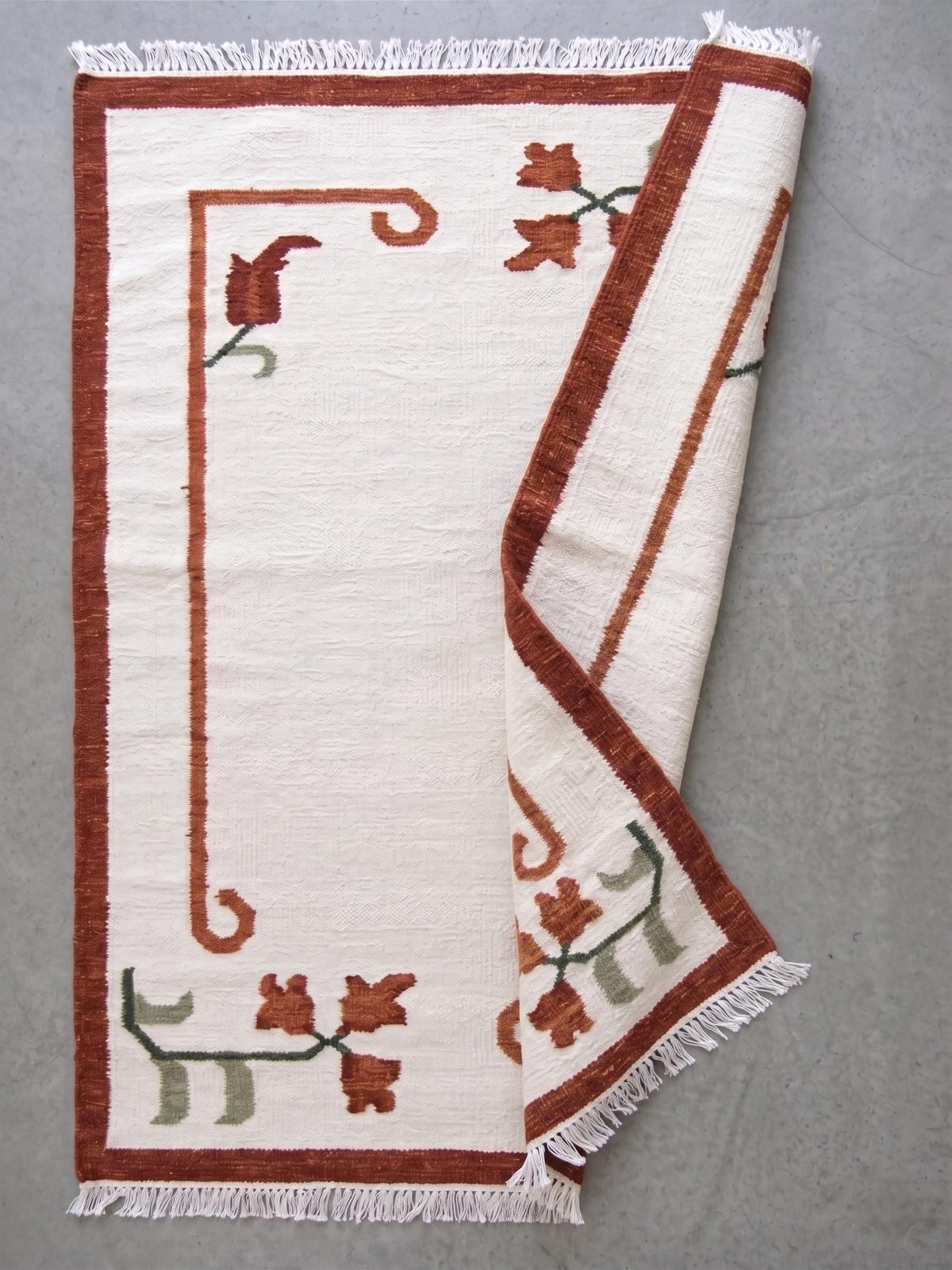 Scrolling Vine Border Flatweave Wool Rug